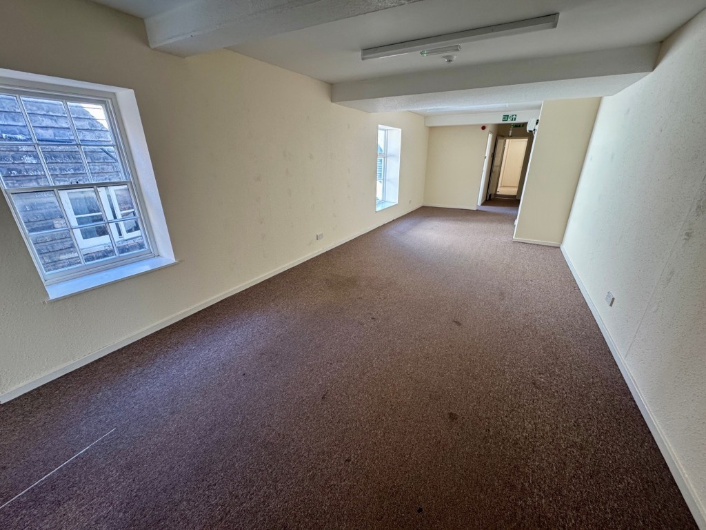 Lot: 58 - PERIOD CITY CENTRE FREEHOLD SHOP AND UPPER PARTS WITH POTENTIAL - First floor main room